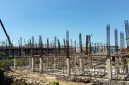 Caption: Kondisi Proyek Pembangunan Gedung Sekolah Rakyat Yang Berlokasi di Desa Sejati, Kecamatan Camplong, Kabupaten Sampang, Madura (Sumber Foto: Agus Junaidi/Pilar Pos)