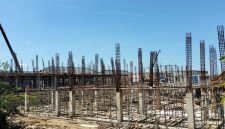 Caption: Kondisi Proyek Pembangunan Gedung Sekolah Rakyat Yang Berlokasi di Desa Sejati, Kecamatan Camplong, Kabupaten Sampang, Madura (Sumber Foto: Agus Junaidi/Pilar Pos)