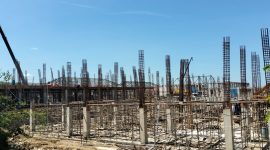 Caption: Kondisi Proyek Pembangunan Gedung Sekolah Rakyat Yang Berlokasi di Desa Sejati, Kecamatan Camplong, Kabupaten Sampang, Madura (Sumber Foto: Agus Junaidi/Pilar Pos)