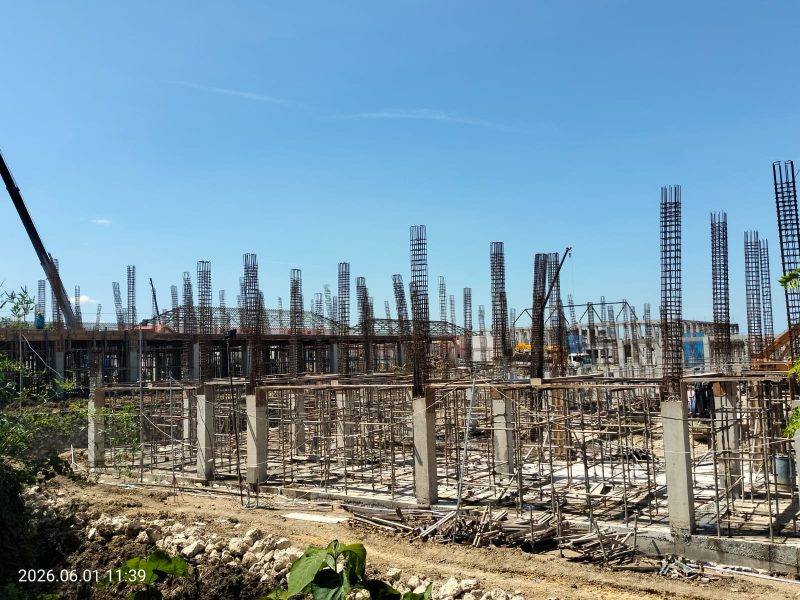 Caption: Kondisi Proyek Pembangunan Gedung Sekolah Rakyat Yang Berlokasi di Desa Sejati, Kecamatan Camplong, Kabupaten Sampang, Madura (Sumber Foto: Agus Junaidi/Pilar Pos)
