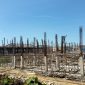 Caption: Kondisi Proyek Pembangunan Gedung Sekolah Rakyat Yang Berlokasi di Desa Sejati, Kecamatan Camplong, Kabupaten Sampang, Madura (Sumber Foto: Agus Junaidi/Pilar Pos)