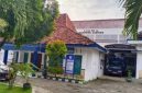 Caption: Kantor Dinsos PPPA Kabupaten Sampang, yang Terletak di Jalan Rajawali, Kelurahan Karang Dalem, Kecamatan Sampang (Sumber Foto: Agus Junaidi/Pilar Pos)