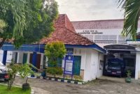 Caption: Kantor Dinsos PPPA Kabupaten Sampang, yang Terletak di Jalan Rajawali, Kelurahan Karang Dalem, Kecamatan Sampang (Sumber Foto: Agus Junaidi/Pilar Pos)