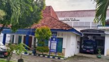 Caption: Kantor Dinsos PPPA Kabupaten Sampang, yang Terletak di Jalan Rajawali, Kelurahan Karang Dalem, Kecamatan Sampang (Sumber Foto: Agus Junaidi/Pilar Pos)