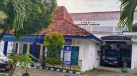 Caption: Kantor Dinsos PPPA Kabupaten Sampang, yang Terletak di Jalan Rajawali, Kelurahan Karang Dalem, Kecamatan Sampang (Sumber Foto: Agus Junaidi/Pilar Pos)