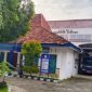Caption: Kantor Dinsos PPPA Kabupaten Sampang, yang Terletak di Jalan Rajawali, Kelurahan Karang Dalem, Kecamatan Sampang (Sumber Foto: Agus Junaidi/Pilar Pos)