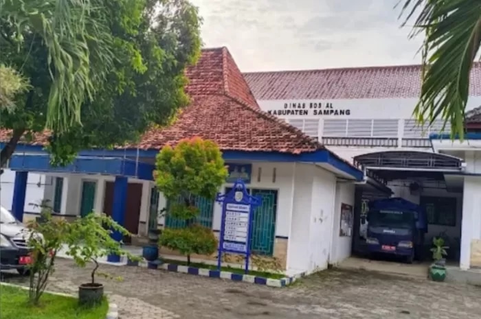 Caption: Kantor Dinsos PPPA Kabupaten Sampang, yang Terletak di Jalan Rajawali, Kelurahan Karang Dalem, Kecamatan Sampang (Sumber Foto: Agus Junaidi/Pilar Pos)