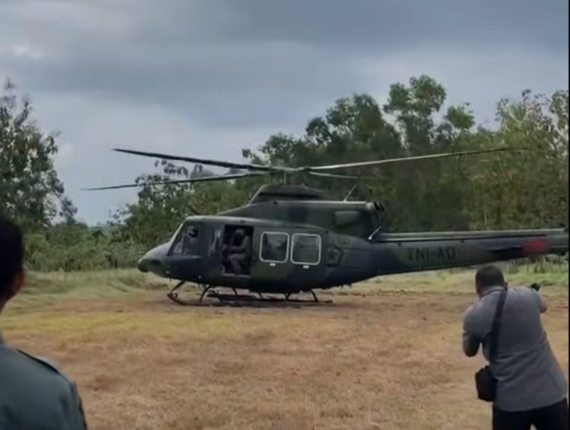 Helikopter Mendarat di Lokasi Pembangunan Batalyon Pada Saat Pangdam V Brawijaya Kunjungi Pembangunan Batalyon di Desa Larangan Slampar, Kecamatan Tlanakan, Kabupaten Pamekasan (Sumber Foto: Ridho/dok Pilar Pos)