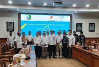 Caption: Medco Energi Sampang bersama SKK Migas, Pemerintah Kabupaten Sampang, Kepala Desa, dan Pengurus Pokmas Saat Sesi Foto Bersama Usai Kegiatan Rapat di Aula Pemkab Sampang (Sumber Foto: Agus Junaidi/Pilar Pos)