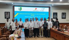 Caption: Medco Energi Sampang bersama SKK Migas, Pemerintah Kabupaten Sampang, Kepala Desa, dan Pengurus Pokmas Saat Sesi Foto Bersama Usai Kegiatan Rapat di Aula Pemkab Sampang (Sumber Foto: Agus Junaidi/Pilar Pos)