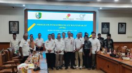 Caption: Medco Energi Sampang bersama SKK Migas, Pemerintah Kabupaten Sampang, Kepala Desa, dan Pengurus Pokmas Saat Sesi Foto Bersama Usai Kegiatan Rapat di Aula Pemkab Sampang (Sumber Foto: Agus Junaidi/Pilar Pos)
