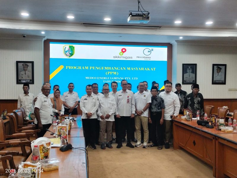 Caption: Medco Energi Sampang bersama SKK Migas, Pemerintah Kabupaten Sampang, Kepala Desa, dan Pengurus Pokmas Saat Sesi Foto Bersama Usai Kegiatan Rapat di Aula Pemkab Sampang (Sumber Foto: Agus Junaidi/Pilar Pos)