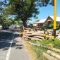 Caption: Tumpukan Kayu Memakan Bahu Jalan Raya Nasional, Ruas Jalan Sampang - Bangkalan - Kamal Tepatnya di Wilayah Kecamatan Torjun, Kabupaten Sampang (Sumber Foto: Agus Junaidi/Pilar Pos)