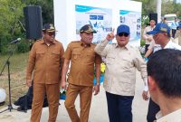 Caption: Presiden Prabowo Saat Berjalan di Didampingi Bupati dan Wakil Bupati Sampang Saat Moment Peresmian Jalan Inpres di Sampang (Sumber Foto: Agus Junaidi/Pilar Pos)