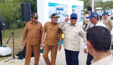 Caption: Presiden Prabowo Saat Berjalan di Didampingi Bupati dan Wakil Bupati Sampang Saat Moment Peresmian Jalan Inpres di Sampang (Sumber Foto: Agus Junaidi/Pilar Pos)