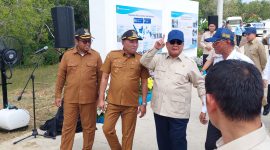 Caption: Presiden Prabowo Saat Berjalan di Didampingi Bupati dan Wakil Bupati Sampang Saat Moment Peresmian Jalan Inpres di Sampang (Sumber Foto: Agus Junaidi/Pilar Pos)