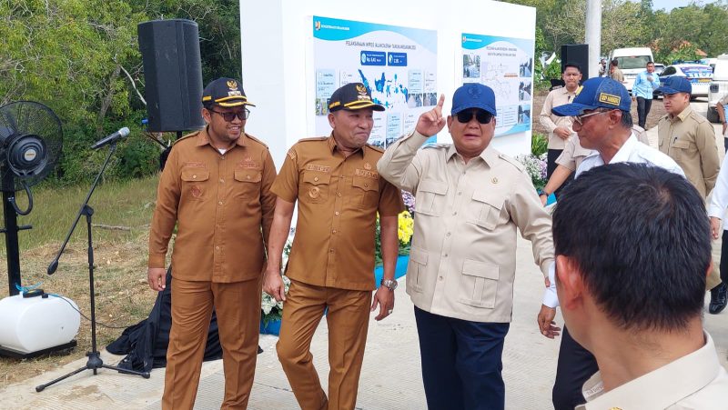 Caption: Presiden Prabowo Saat Berjalan di Didampingi Bupati dan Wakil Bupati Sampang Saat Moment Peresmian Jalan Inpres di Sampang (Sumber Foto: Agus Junaidi/Pilar Pos)