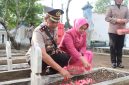 Caption: Wakapolres Sampang Kompol Heri Kusnanto, Bersama Jajaran Anggota Kepolisian Polres Sampang Saat Ziarah ke Makam Pahlawan di Jalan Kusuma Bangsa, Dalam Rangka Sambut Hari Bhayangkara ke-80 (Sumber Foto: Humas Polres Sampang For Pilar Pos)