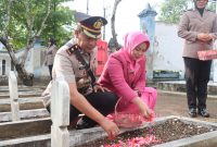 Caption: Wakapolres Sampang Kompol Heri Kusnanto, Bersama Jajaran Anggota Kepolisian Polres Sampang Saat Ziarah ke Makam Pahlawan di Jalan Kusuma Bangsa, Dalam Rangka Sambut Hari Bhayangkara ke-80 (Sumber Foto: Humas Polres Sampang For Pilar Pos)