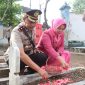 Caption: Wakapolres Sampang Kompol Heri Kusnanto, Bersama Jajaran Anggota Kepolisian Polres Sampang Saat Ziarah ke Makam Pahlawan di Jalan Kusuma Bangsa, Dalam Rangka Sambut Hari Bhayangkara ke-80 (Sumber Foto: Humas Polres Sampang For Pilar Pos)