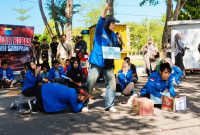 Caption: Beberapa Kader PMII Sampang Saat Aksi Teatrikal di Depan Kantor DPRD Sampang Saat Demo Prihal MBG dan KDKMP (Sumber Foto: Agus Junaidi/Pilar Pos)