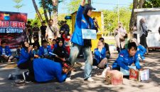 Caption: Beberapa Kader PMII Sampang Saat Aksi Teatrikal di Depan Kantor DPRD Sampang Saat Demo Prihal MBG dan KDKMP (Sumber Foto: Agus Junaidi/Pilar Pos)