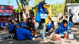 Caption: Beberapa Kader PMII Sampang Saat Aksi Teatrikal di Depan Kantor DPRD Sampang Saat Demo Prihal MBG dan KDKMP (Sumber Foto: Agus Junaidi/Pilar Pos)