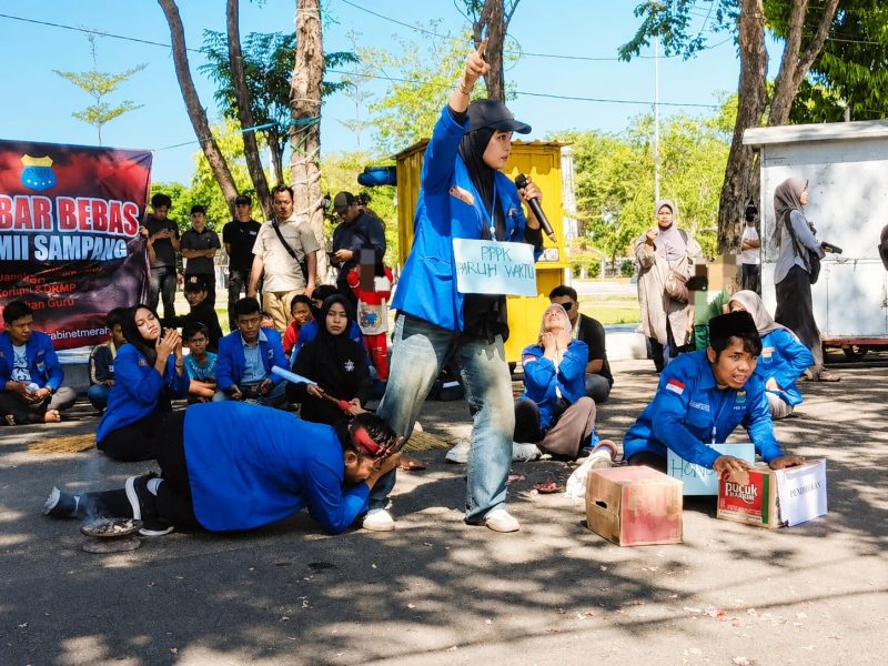 Caption: Beberapa Kader PMII Sampang Saat Aksi Teatrikal di Depan Kantor DPRD Sampang Saat Demo Prihal MBG dan KDKMP (Sumber Foto: Agus Junaidi/Pilar Pos)