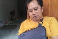 Afton Ilham Gazali saat duduk sakit di depan rumahnya.