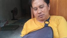 Afton Ilham Gazali saat duduk sakit di depan rumahnya.