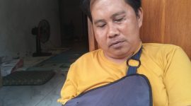 Afton Ilham Gazali saat duduk sakit di depan rumahnya. 