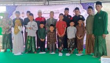DPK Madas Nusantara Kecamatan Pagentenan, Kabupaten Pamekasan. Fatha (ketua) Lutfi Rizal (Sekretaris) dan H. Mustofa (Bendahara) saat memberikan santunan kepada anak yatim. 