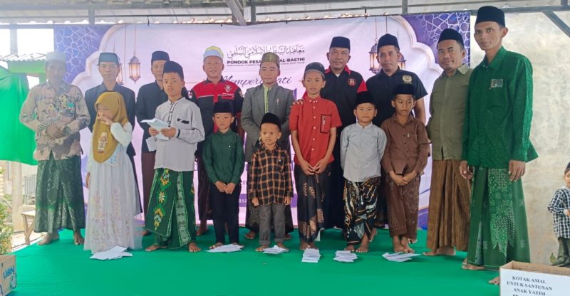 DPK Madas Nusantara Kecamatan Pagentenan, Kabupaten Pamekasan. Fatha (ketua) Lutfi Rizal (Sekretaris) dan H. Mustofa (Bendahara) saat memberikan santunan kepada anak yatim. 
