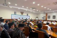 Caption: Perwakilan Nelayan Pantura Sampang Saat Menghadiri Undangan Sosialisasi SKK Migas Jabanusa di Aula Pemkab Sampang (Sumber Foto: Agus Junaidi/Pilar Pos)