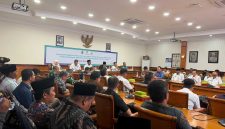 Caption: Perwakilan Nelayan Pantura Sampang Saat Menghadiri Undangan Sosialisasi SKK Migas Jabanusa di Aula Pemkab Sampang (Sumber Foto: Agus Junaidi/Pilar Pos)