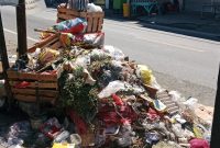 Caption: Kondisi Tumpukan Sampah di Depan Pasar Juklanteng, Kelurahan Banyuanyar Yang Dikeluhkan Warga (Sumber Foto: Agus Junaidi/Pilar Pos)