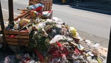 Caption: Kondisi Tumpukan Sampah di Depan Pasar Juklanteng, Kelurahan Banyuanyar Yang Dikeluhkan Warga (Sumber Foto: Agus Junaidi/Pilar Pos)