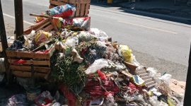 Caption: Kondisi Tumpukan Sampah di Depan Pasar Juklanteng, Kelurahan Banyuanyar Yang Dikeluhkan Warga (Sumber Foto: Agus Junaidi/Pilar Pos)