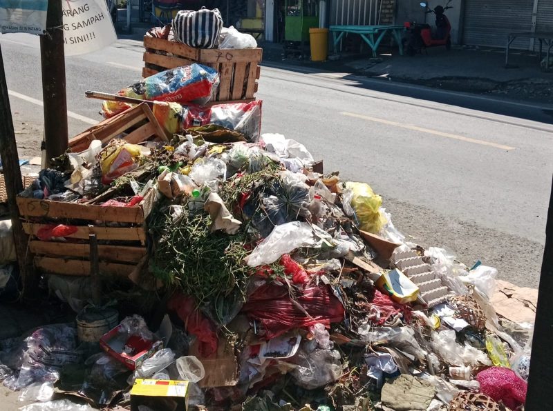 Caption: Kondisi Tumpukan Sampah di Depan Pasar Juklanteng, Kelurahan Banyuanyar Yang Dikeluhkan Warga (Sumber Foto: Agus Junaidi/Pilar Pos)