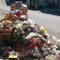 Caption: Kondisi Tumpukan Sampah di Depan Pasar Juklanteng, Kelurahan Banyuanyar Yang Dikeluhkan Warga (Sumber Foto: Agus Junaidi/Pilar Pos)