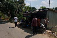 Caption: TKP Pertikaian Area Bengkel Motor di Desa Nyeloh, Kecamatan Kedungdung (Sumber Foto: Humas Polres Sampang For Pilar Pos)