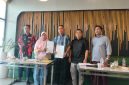 Caption: Ratna Ningsih (Kerudung) dan Rudi Saat Didampingi Ketua MPC Pemuda Pancasila dan Ketua Ormas Komando HAM Sampang (Sumber Foto: Agus Junaidi/Pilar Pos)