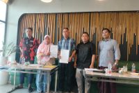 Caption: Ratna Ningsih (Kerudung) dan Rudi Saat Didampingi Ketua MPC Pemuda Pancasila dan Ketua Ormas Komando HAM Sampang (Sumber Foto: Agus Junaidi/Pilar Pos)
