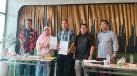 Caption: Ratna Ningsih (Kerudung) dan Rudi Saat Didampingi Ketua MPC Pemuda Pancasila dan Ketua Ormas Komando HAM Sampang (Sumber Foto: Agus Junaidi/Pilar Pos)