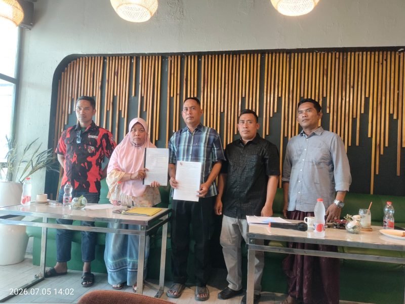Caption: Ratna Ningsih (Kerudung) dan Rudi Saat Didampingi Ketua MPC Pemuda Pancasila dan Ketua Ormas Komando HAM Sampang (Sumber Foto: Agus Junaidi/Pilar Pos)