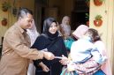Caption: Direktur Utama Bank Sampang, Syaifullah Asyik, Didampingi Sang Istri dan Karyawan Bank Sampang Saat Memberikan Santunan Anak Yatim dan Kaum Dhuafa (Sumber Foto: Agus Junaidi/Pilar Pos)