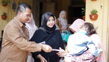 Caption: Direktur Utama Bank Sampang, Syaifullah Asyik, Didampingi Sang Istri dan Karyawan Bank Sampang Saat Memberikan Santunan Anak Yatim dan Kaum Dhuafa (Sumber Foto: Agus Junaidi/Pilar Pos)