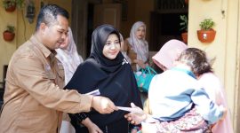 Caption: Direktur Utama Bank Sampang, Syaifullah Asyik, Didampingi Sang Istri dan Karyawan Bank Sampang Saat Memberikan Santunan Anak Yatim dan Kaum Dhuafa (Sumber Foto: Agus Junaidi/Pilar Pos)