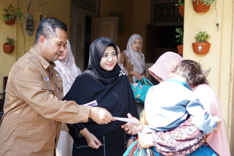 Caption: Direktur Utama Bank Sampang, Syaifullah Asyik, Didampingi Sang Istri dan Karyawan Bank Sampang Saat Memberikan Santunan Anak Yatim dan Kaum Dhuafa (Sumber Foto: Agus Junaidi/Pilar Pos)