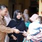 Caption: Direktur Utama Bank Sampang, Syaifullah Asyik, Didampingi Sang Istri dan Karyawan Bank Sampang Saat Memberikan Santunan Anak Yatim dan Kaum Dhuafa (Sumber Foto: Agus Junaidi/Pilar Pos)